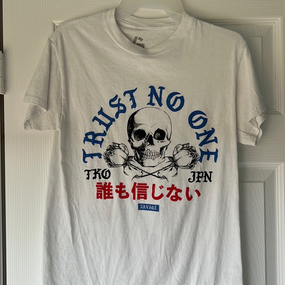 white skull t-shirt (GREAT CONDITION)